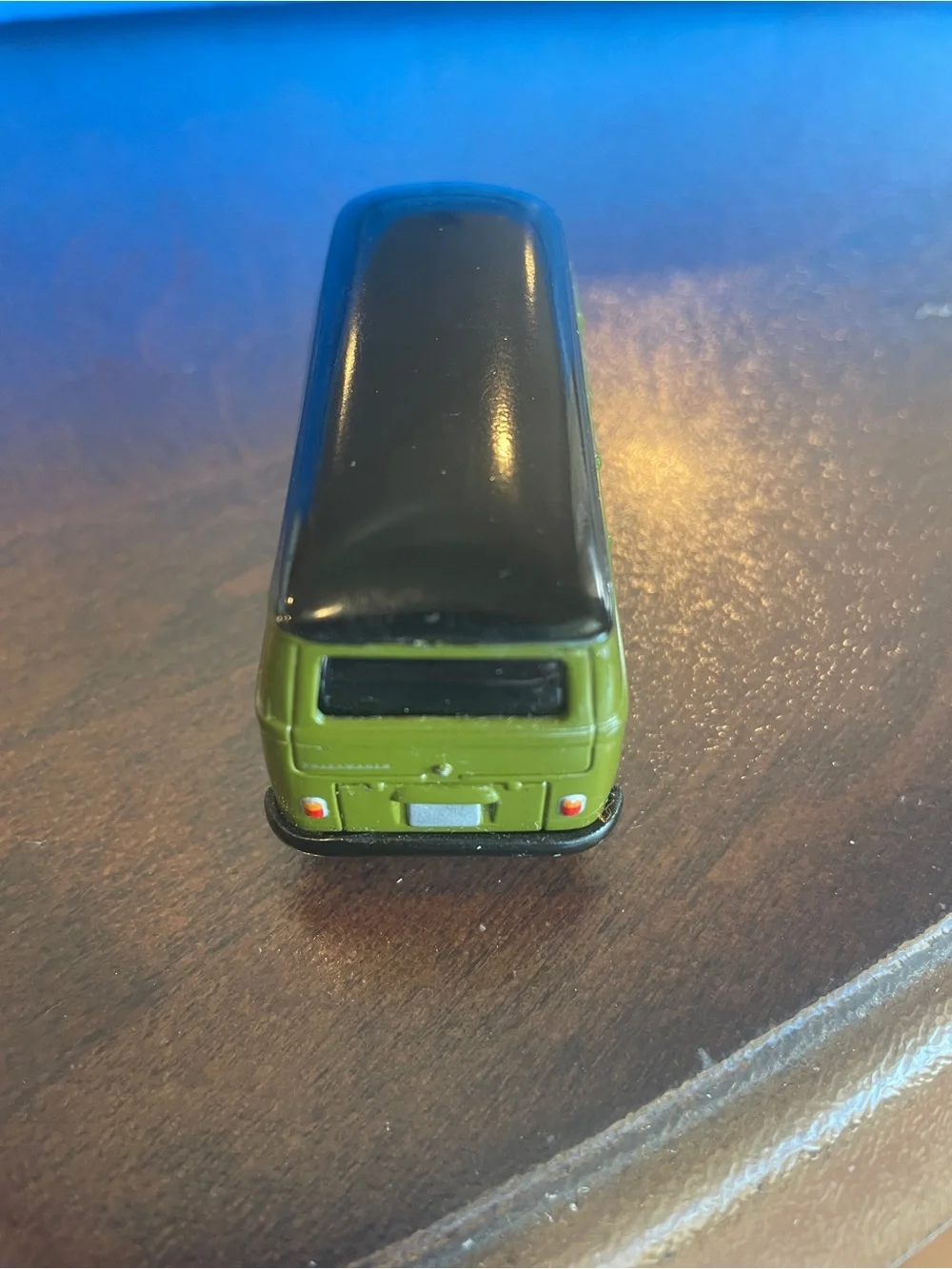 Johnny Lightning 1965 Volkswagen type 2 Van . ARMY Green and black